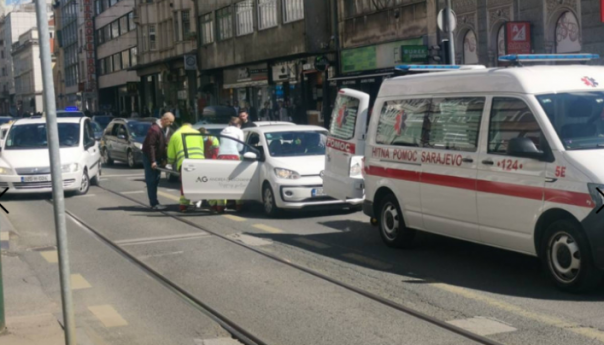 Drama u centru Sarajeva: Pola sata izvlačili dijete iz automobila