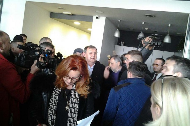 Drama u Doboju: Grupi socijalista zabranjen ulaz na GO