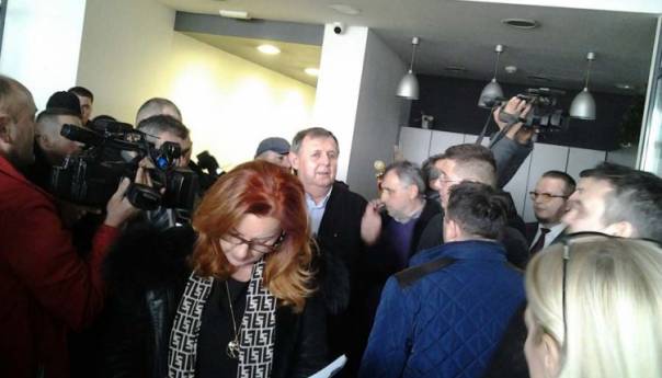 Drama u Doboju: Grupi socijalista zabranjen ulaz na GO