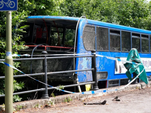 Drama u Engleskoj: Autobus s učenicima završio u rijeci, dvoje teško povrijeđeno