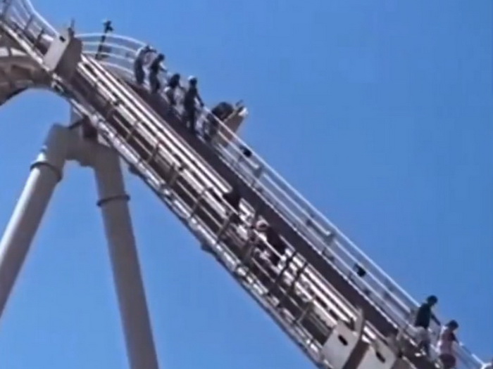 Drama u Gardalandu: Roller coaster stao usred vožnje, putnici visili iznad zemlje