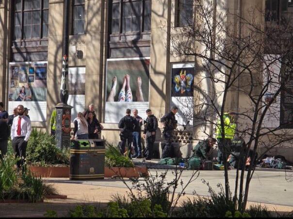 Drama u Londonu: Kombi uletio u pješake, stradala djevojka