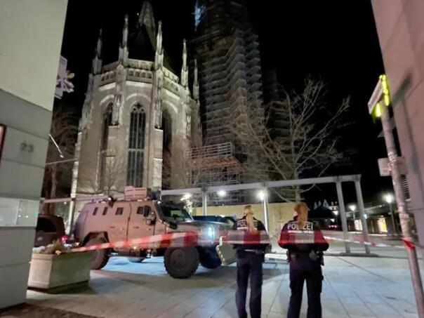 Drama u Njemačkoj: Naoružani muškarac u kafiću drži taoce