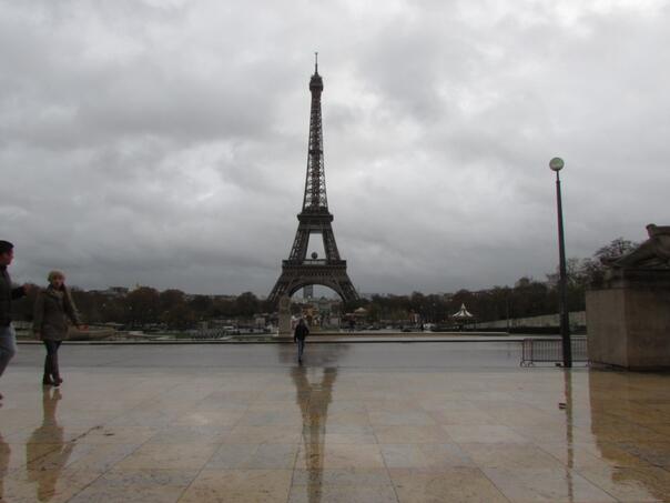 Drama u Parizu: Zapalio se Eiffelov toranj, ljudi evakuisani