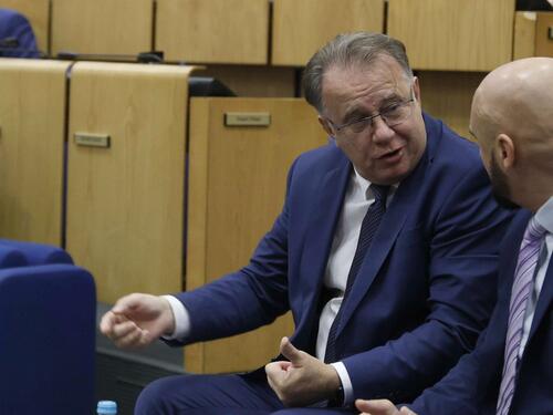 Drama u Parlamentu: Nikšić stiže na vanrednu sjednicu