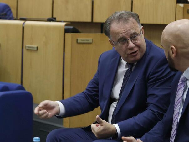 Drama u Parlamentu: Nikšić stiže na vanrednu sjednicu