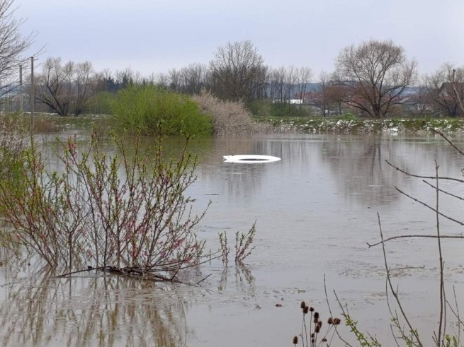 Drama u Prijedoru: Bujica nosila automobil, mladić spašen