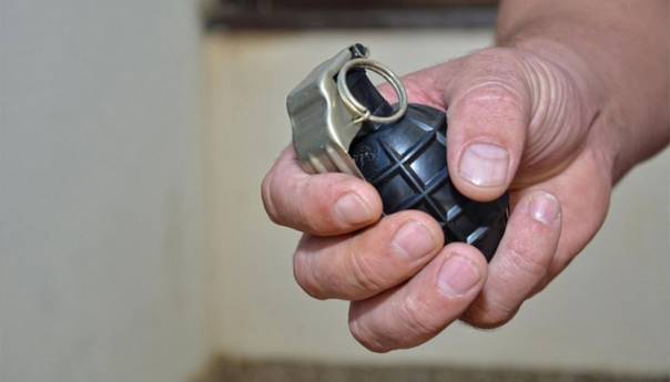 Drama u Šamcu: Bacio tri bombe na kafić i uperio zolju