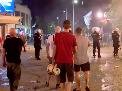 Drama u Srbiji: SNS-ovci gađaju građane jajima i flašama