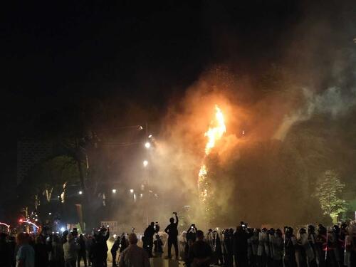 Drama u Tirani: Molotovljevi kokteli bacani na zgradu premijera Rame