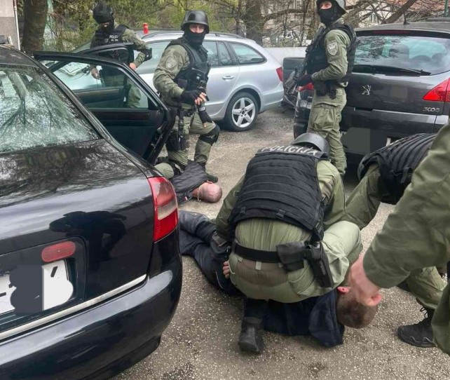 Drama u Visokom: Bježao ukradenim autom pa udario policajca