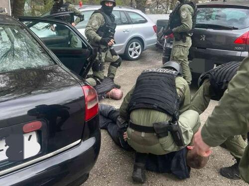 Visoko: Bježao ukradenim autom pa udario policajca