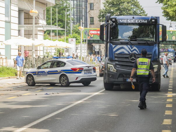 Drama u Zagrebu: Kamion pokidao tramvajske žice, žena pogođena na ulici