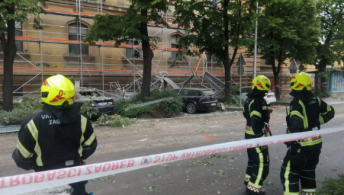Drama u Zagrebu: Srušila se skela, radnici bježali, oštećeni automobili