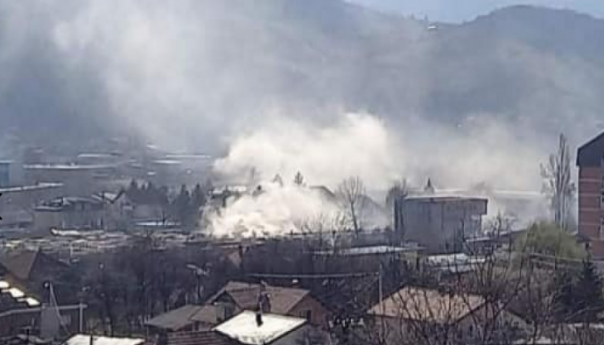 Drama u Zenici: Požar na buvljaku, gore kiosci