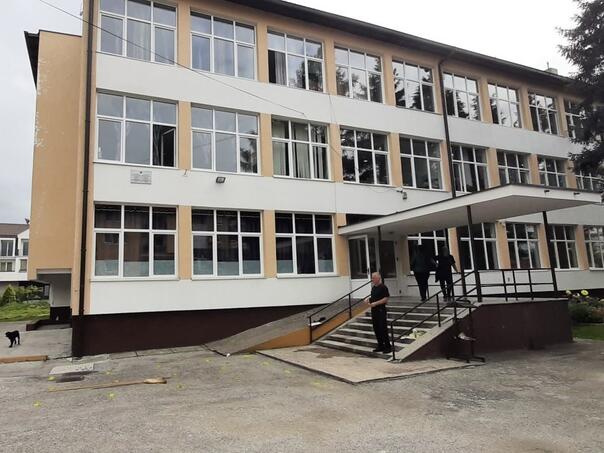 Drama u Živinicama: Djevojčica zbog ocjene skočila kroz prozor škole?