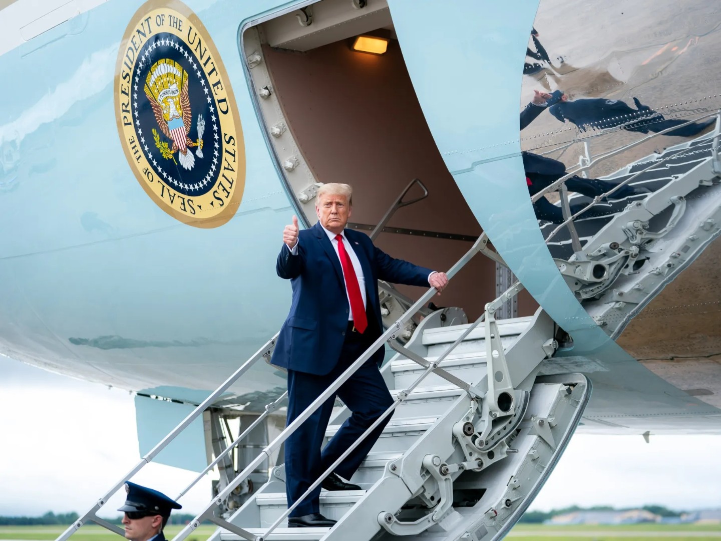 Drama u zraku: Trumpov avion se vratio zbog tehničkog kvara