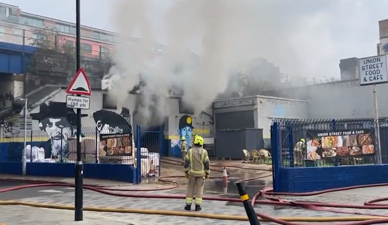 Dramatične snimke iz Londona: Vatra guta željezničku stanicu