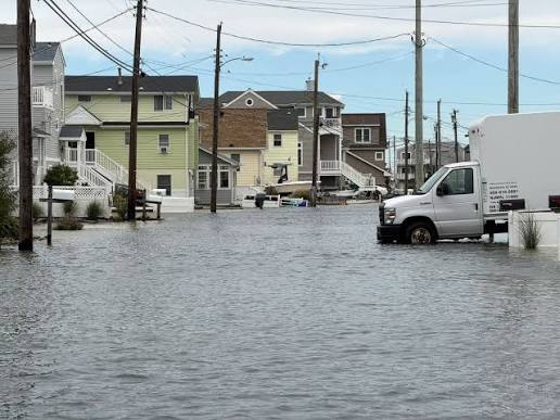 Dramatični prizori u New Jerseyju: Voda prekrila saobraćajnice i počela ulaziti u kuće