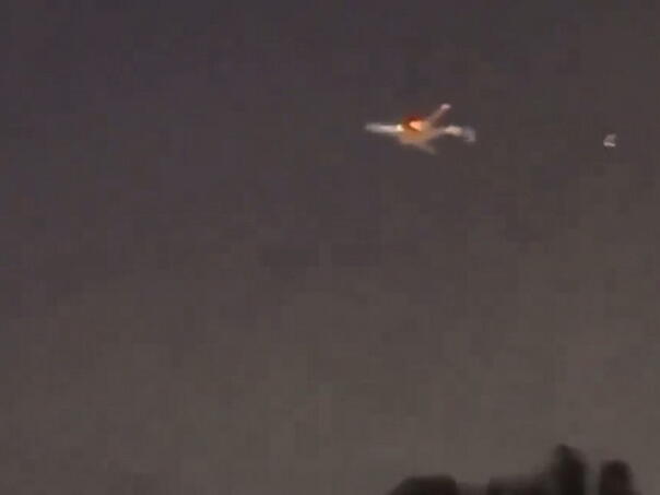 Dramatični snimak Boeinga sa zapaljenim motorom