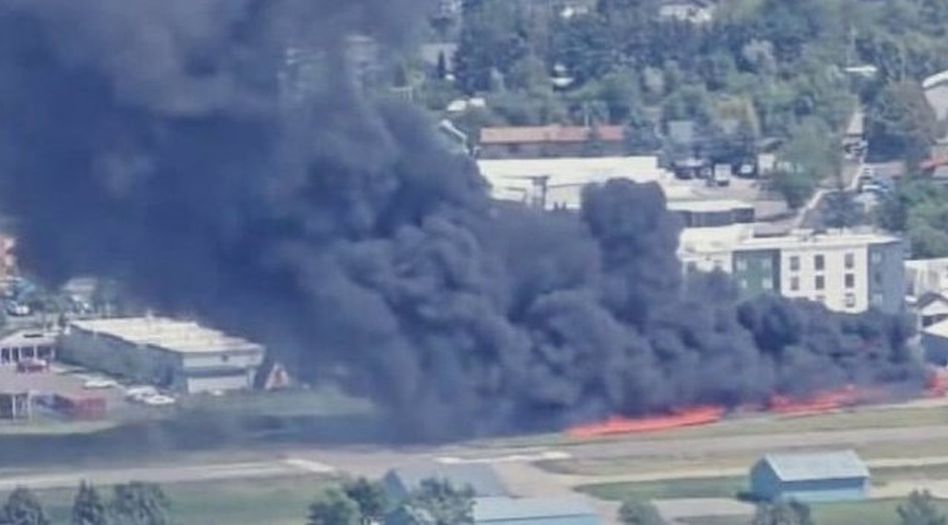 Dramatični snimci: Avion se srušio na pistu i udario u više parkiranih aviona