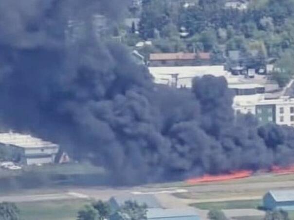 Dramatični snimci: Avion se srušio na pistu i udario u više parkiranih aviona