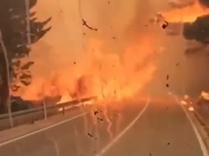 Dramatični snimci iz Dalmacije: Vatrogasci vozilom prolaze kroz veliku buktinju