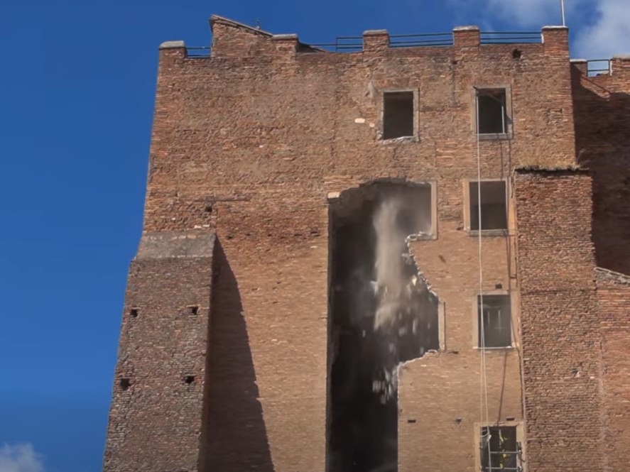 Dramatični trenuci u Rimu: Urušila se kula Torre dei Conti, radnik zarobljen pod ruševinama