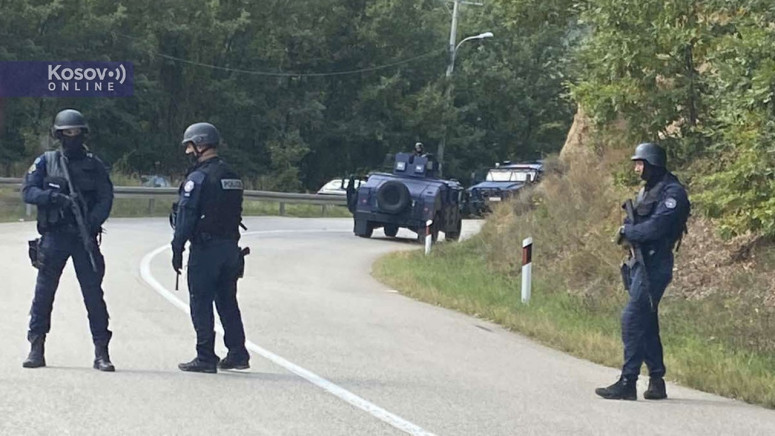 Dramatično na Kosovu: Specijalci pokušali izvući vozača iz kola, Kfor spriječio incidente