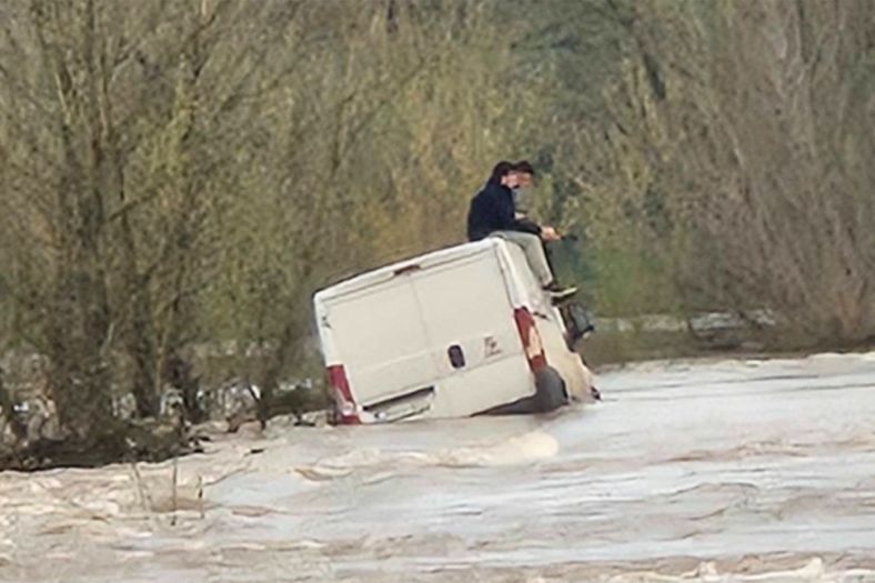 Dramatično spašavanje u BiH: Mladići završili na krovu kombija u rijeci