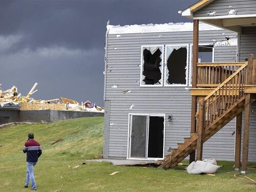 Dramatično u SAD: Oluje i tornada prevrću vozila i ruše kuće, ima mrtvih