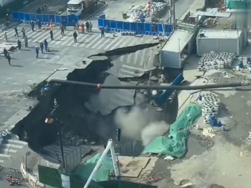 Dramatično urušavanje tla u Šangaju: Vrtača progutala prometnu ulicu