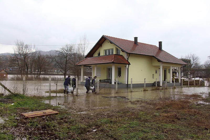 Drina plavi zemljišta i objekte kod Zvornika, ugrožene kuće u Karakaju
