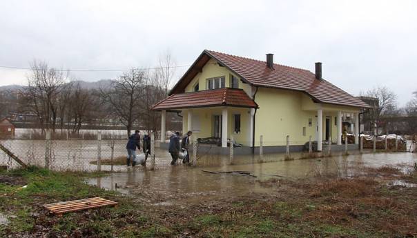 Drina plavi zemljišta i objekte kod Zvornika, ugrožene kuće u Karakaju