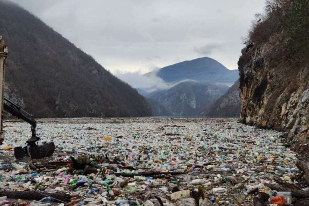 Drina ponovo prekrivena tonama smeća, problem niko ne rješava