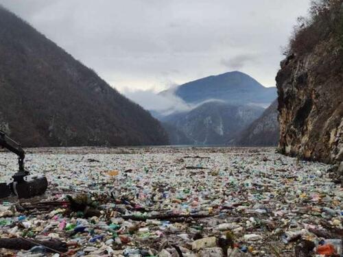 Drina ponovo prekrivena tonama smeća, problem niko ne rješava