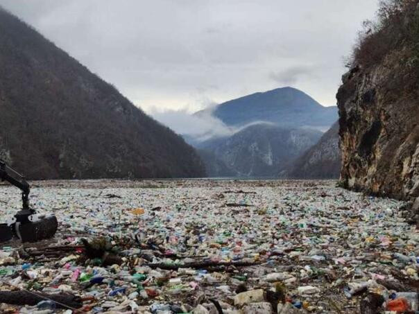Drina ponovo prekrivena tonama smeća, problem niko ne rješava