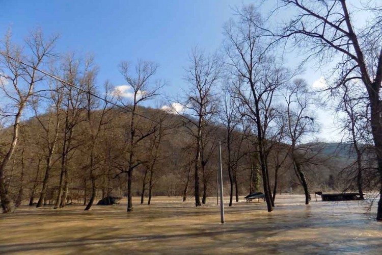 Drina poplavila Rajsku plažu u Bratuncu