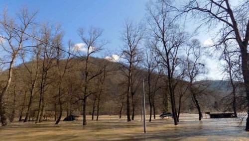 Drina poplavila Rajsku plažu u Bratuncu