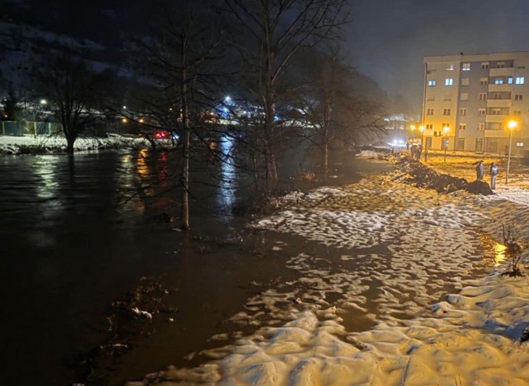 Drina prijeti Foči: Poplavljeni rafting kampovi, traži se hitno gašenje agregata