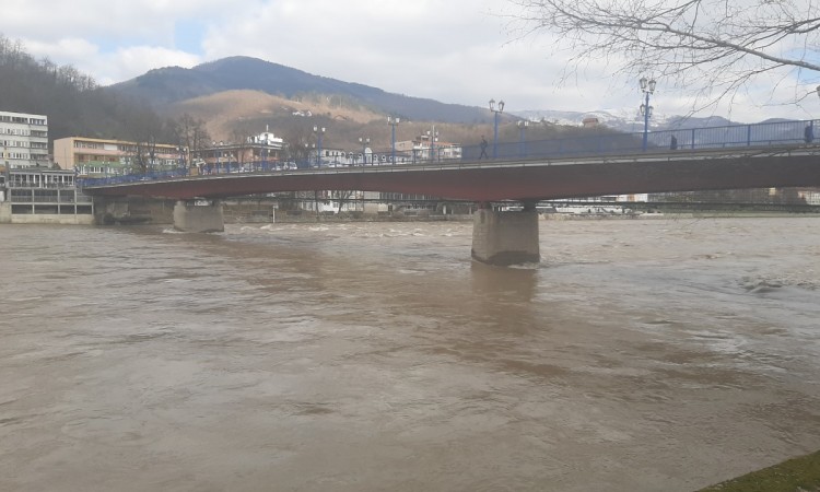 Drina u Goraždu poplavila puteve i vikend objekte