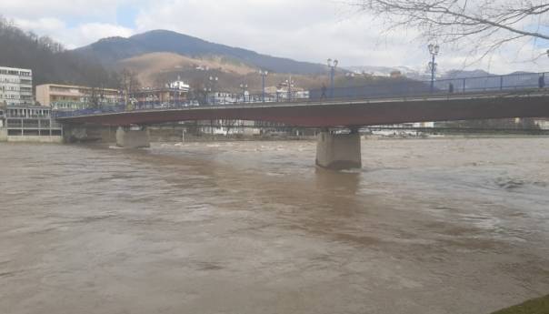 Drina u Goraždu poplavila puteve i vikend objekte