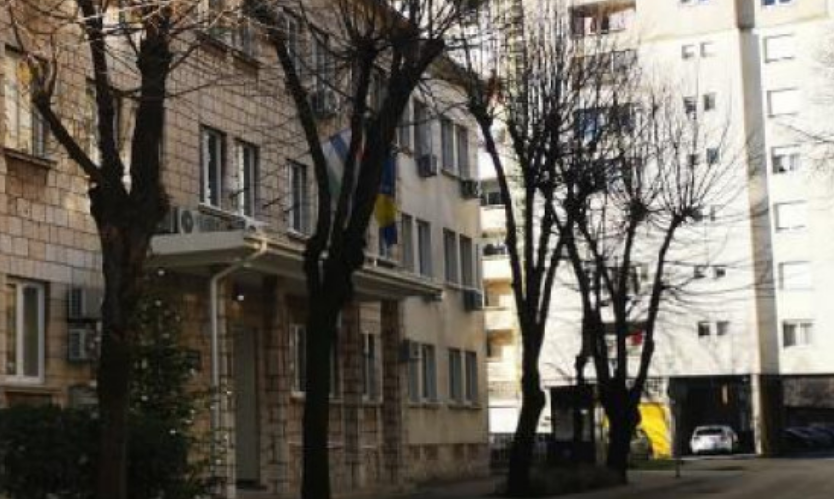 Drogu sakrila ispod saksije pa pobjegla kroz prozor