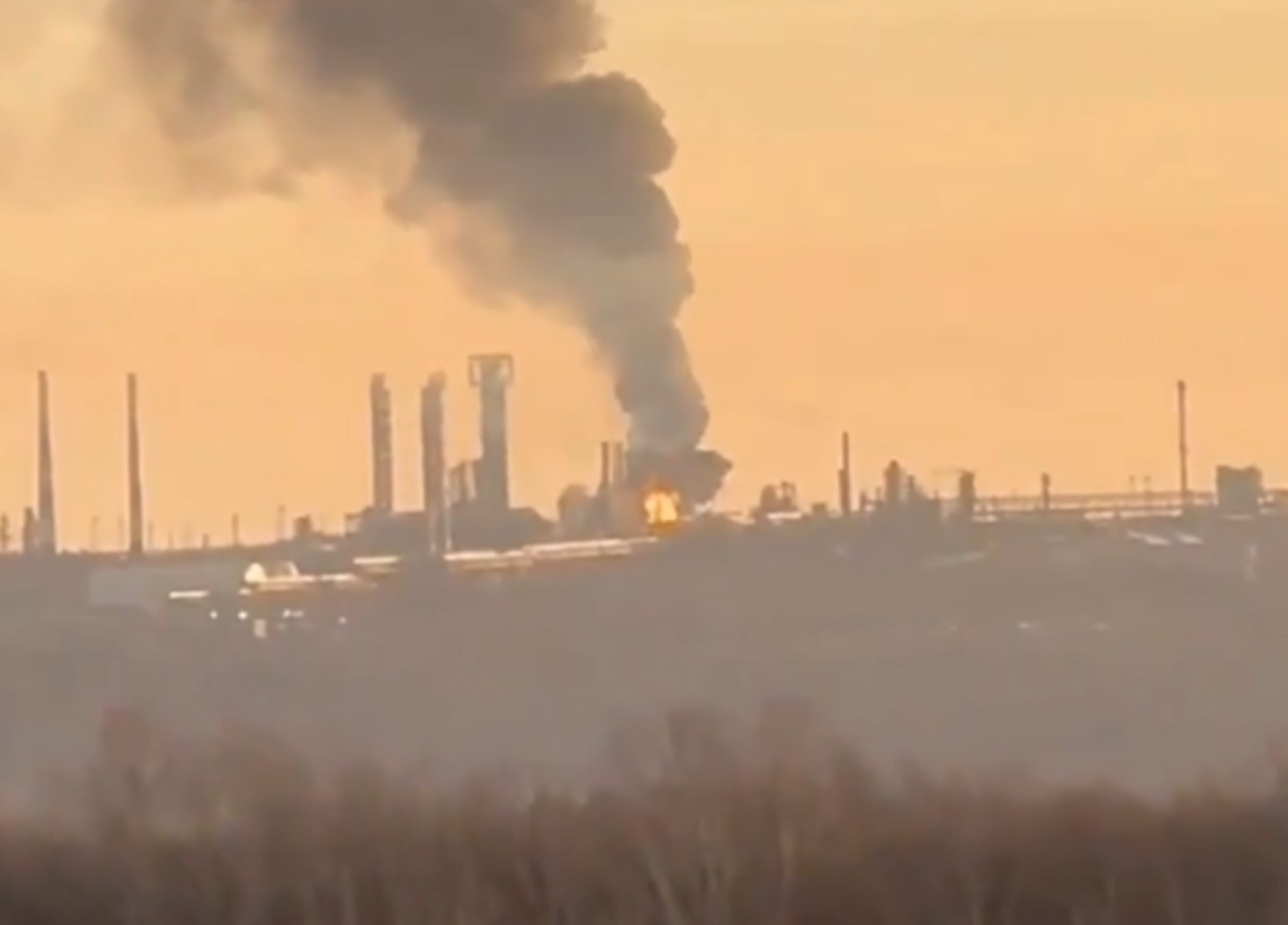 Dronovi pogodili rafineriju u Rusiji, izbio veliki požar
