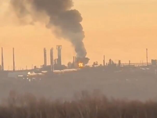 Dronovi pogodili rafineriju u Rusiji, izbio veliki požar