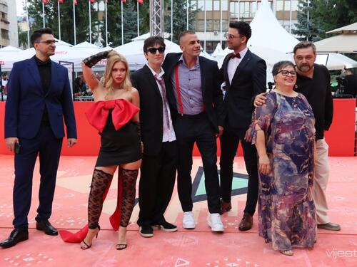 Druga noć SFF-a: Zanimljive kreacije sa crvenog tepiha