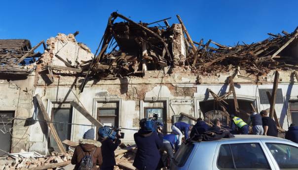 Društvenim mrežama šire se lažne fotografije centra Petrinje