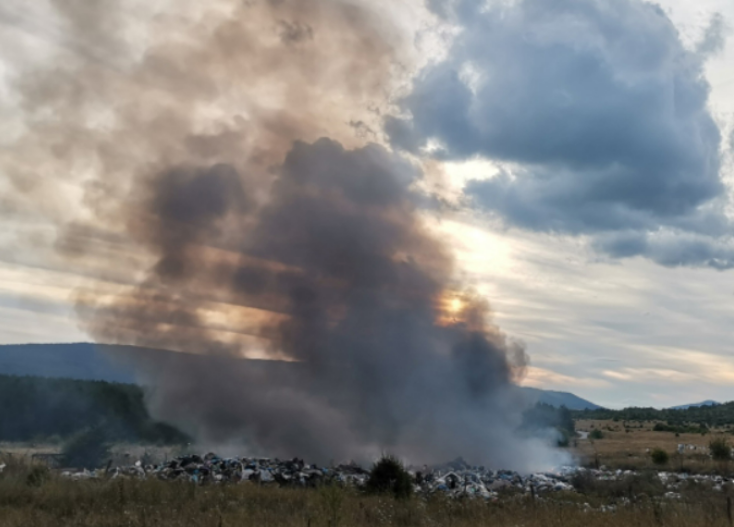 Drvar: Požar na deponiji otpada još nije lokaliziran