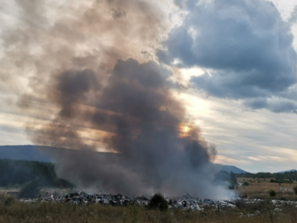 Drvar: Požar na deponiji otpada još nije lokaliziran