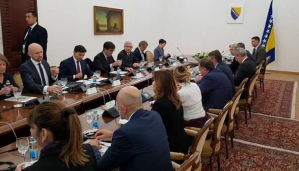 Države Kvinte i EU: Povlačenje iz institucija neprihvatljivo!